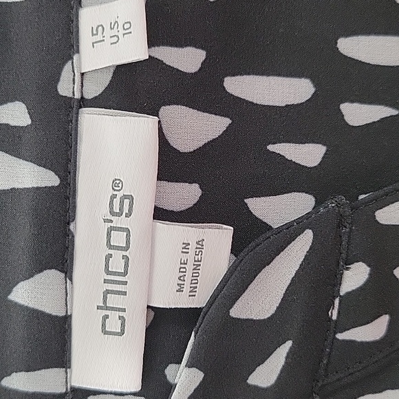 Chico's Black Grey Ruffle Sleeve No Iron Blouse Size Medium/10 - Picture 5 of 6